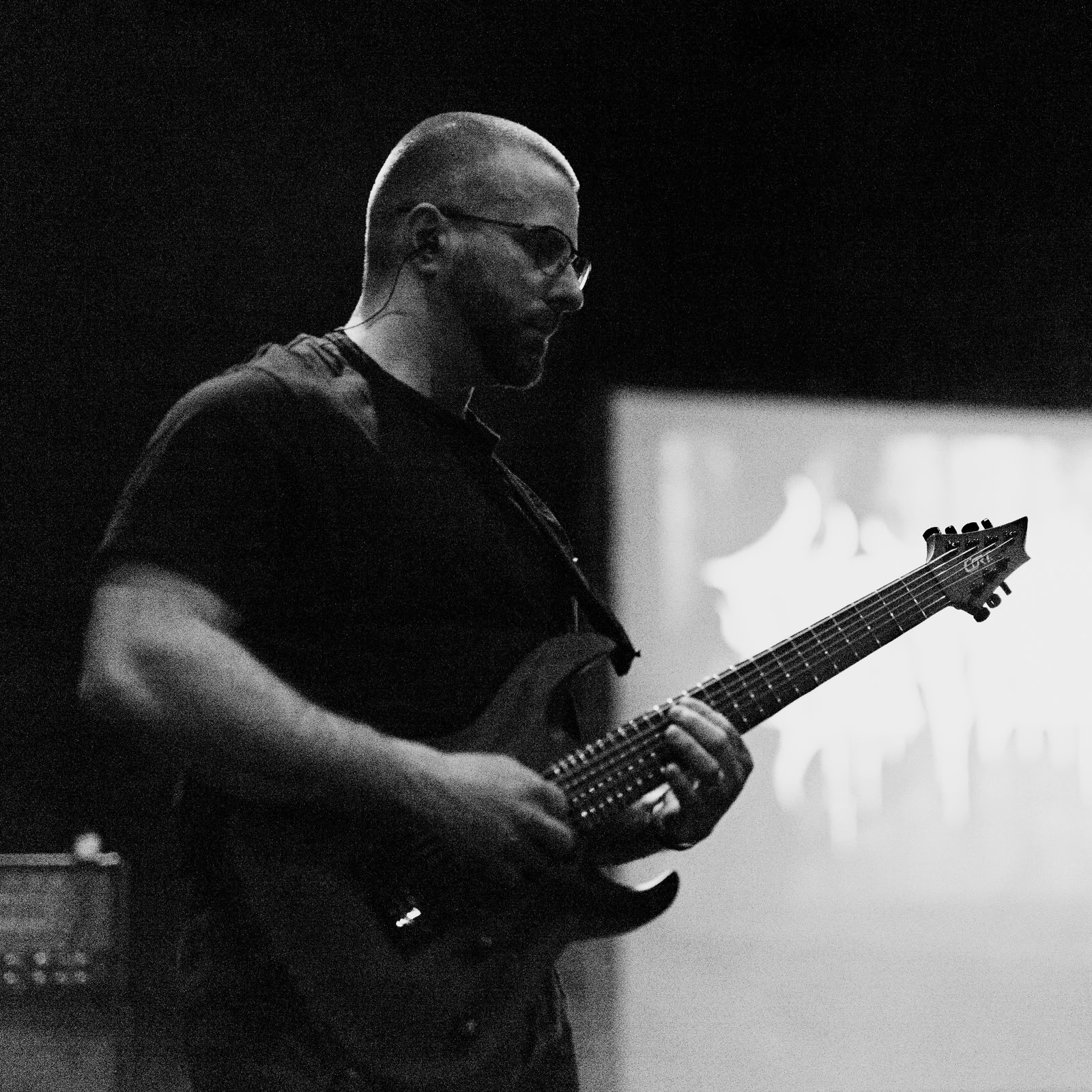 Dethscend est un groupe de funeral sludge metal originaire de Lille, en France, reconnu pour ses sonorités lourdes et ses ambiances sombres et introspectives. - Image 4